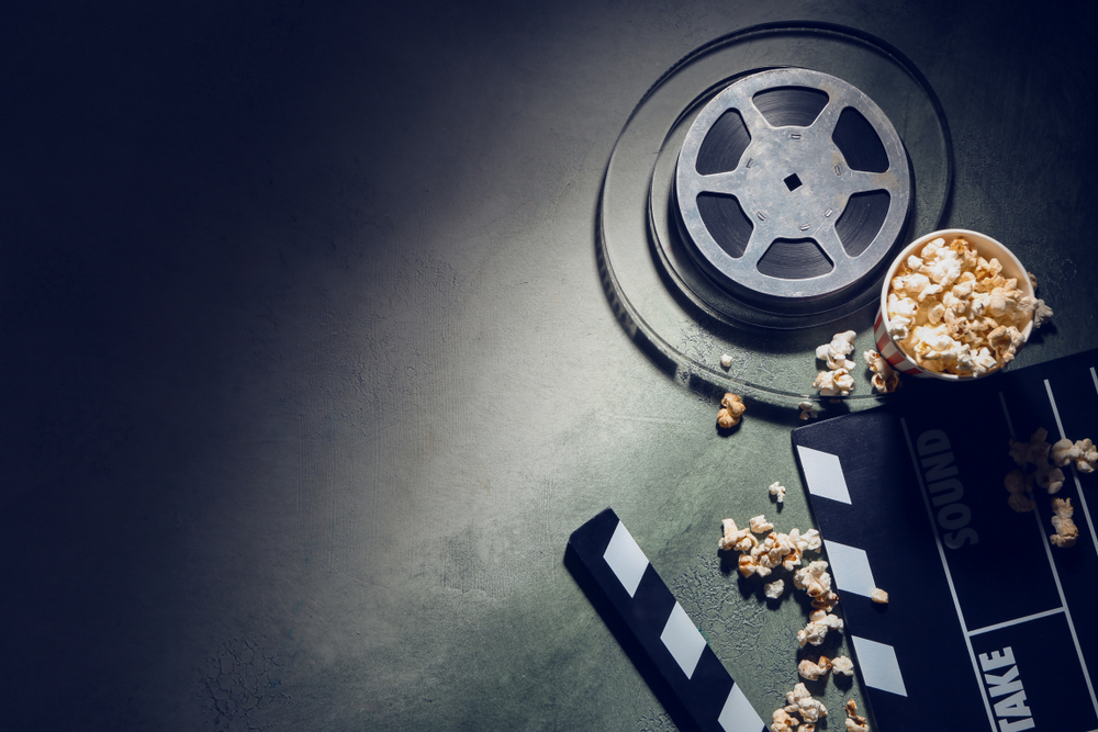 吹き替えのキャスティングや映像作品制作の流れをイメージした映画素材の写真