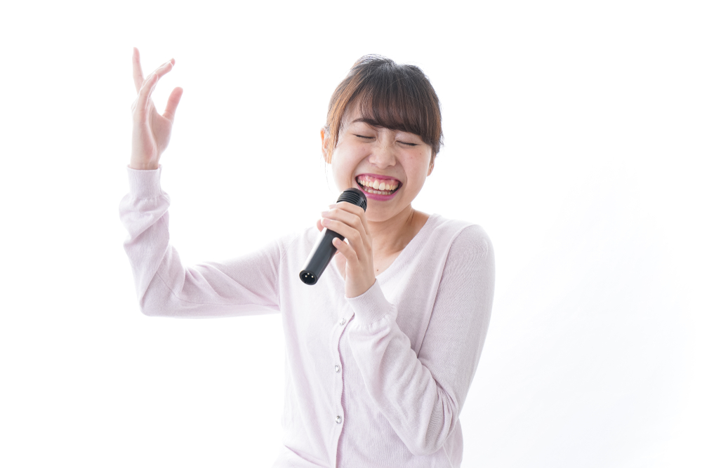 在学中に発声と滑舌を自主練するイメージ写真