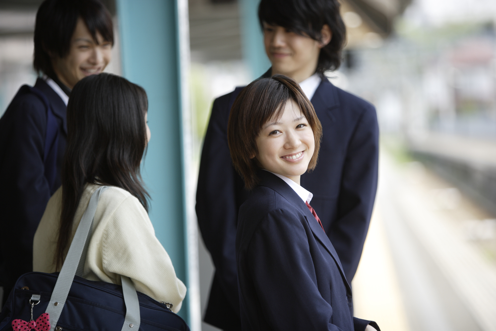 大学生が就活と声優活動の両立を考えるイメージ写真