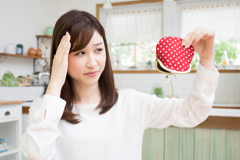 声優の学費を安く抑える方法を考える女性のイメージ写真