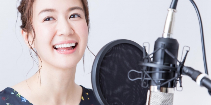 マイクに向かう声優