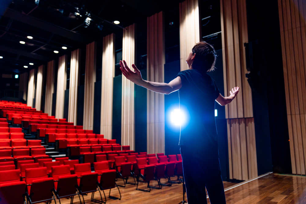 吹き替え声優として活躍するための舞台経験や演技の下積みをイメージした写真
