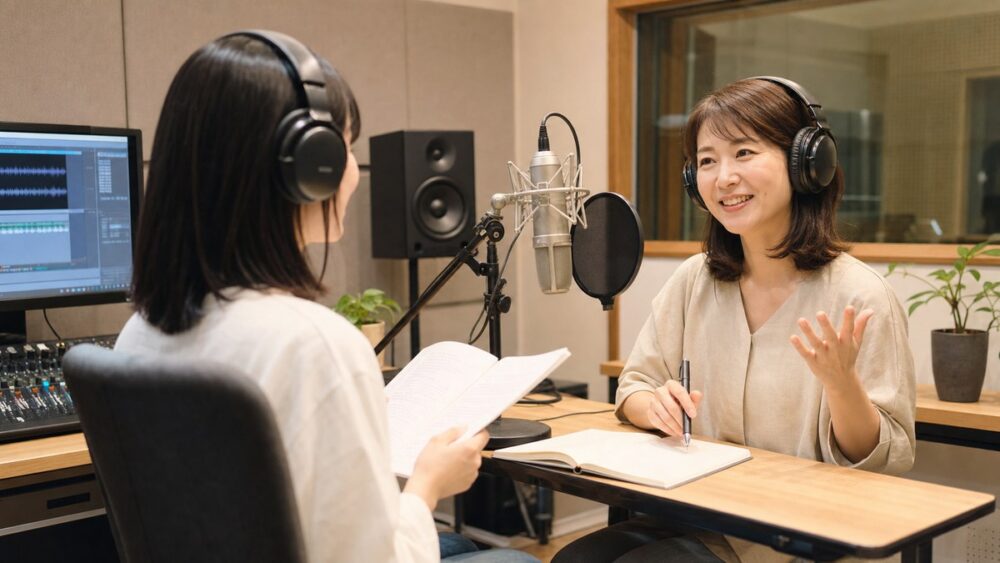 声優専門学校と声優養成所の違いをレッスン室で相談する写真