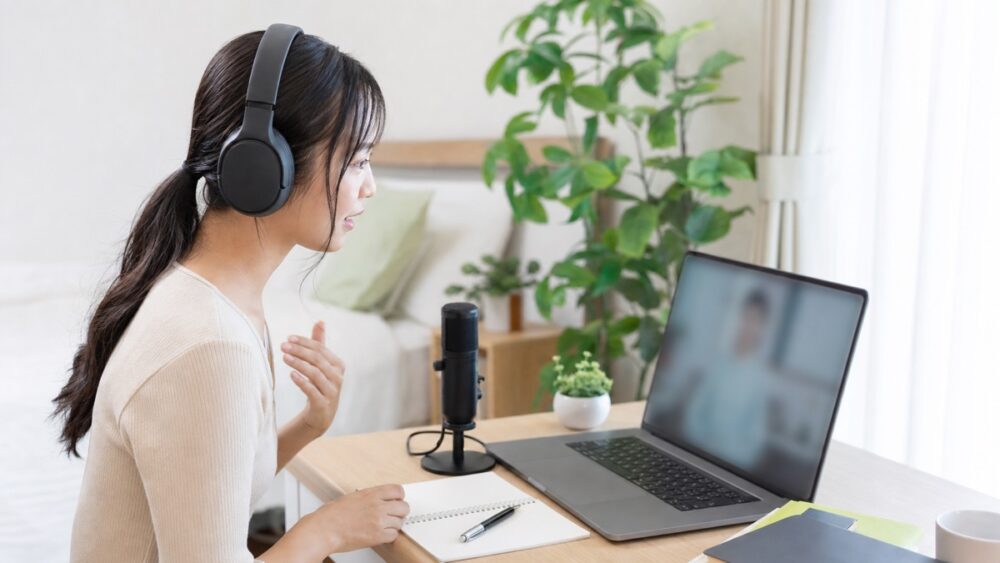 自宅でオンライン声優レッスンを受けながら指導内容を確認するイメージ写真