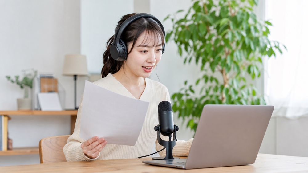 自宅からオンラインで声優レッスンを受講する女性