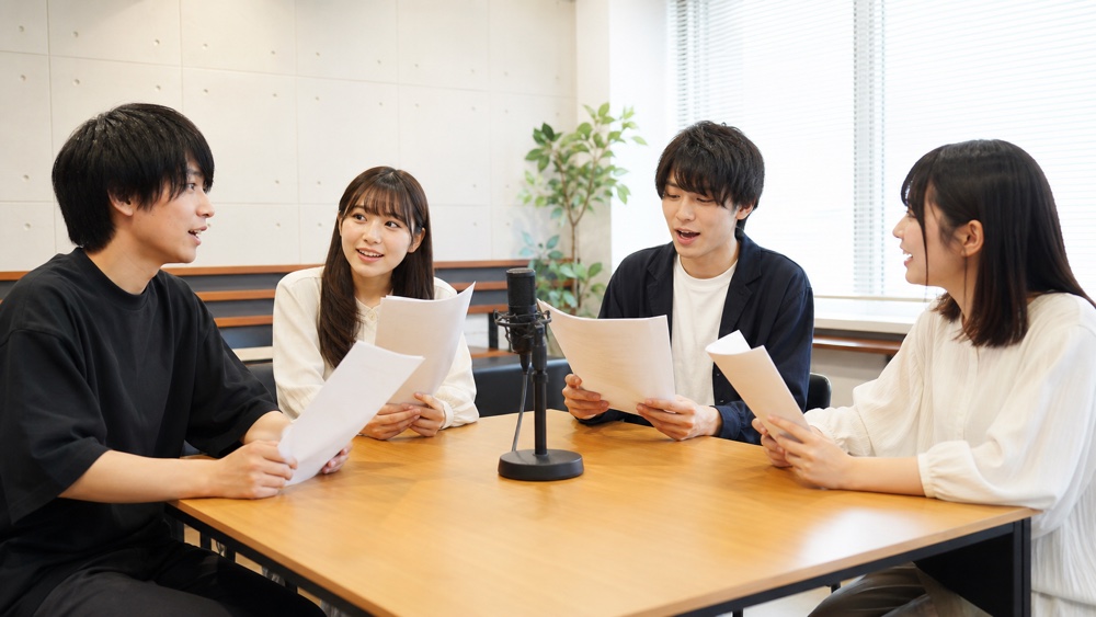 札幌の声優養成所のレッスン室で台本を読み合わせる受講生たち