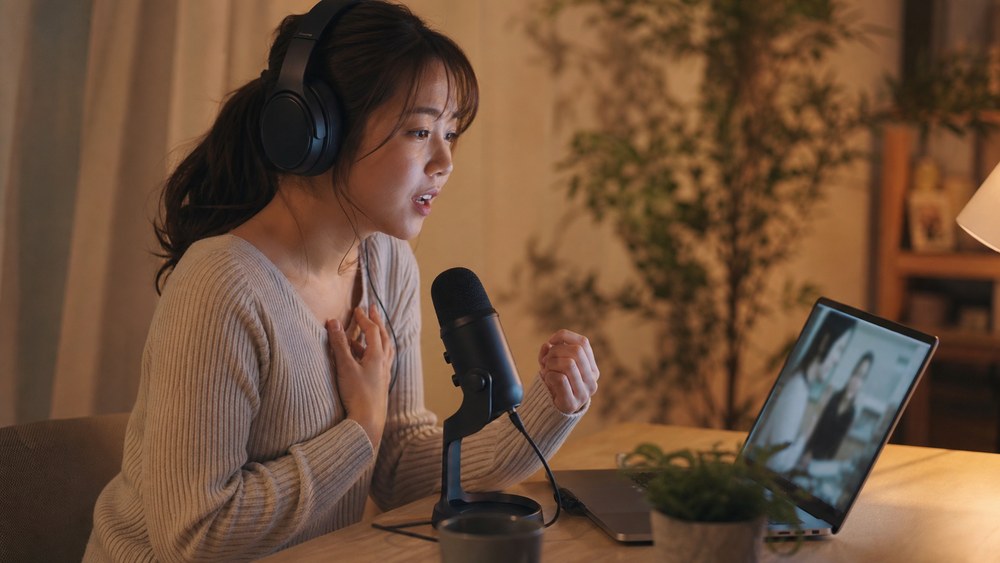 自宅でオンラインの声優レッスンを受ける女性