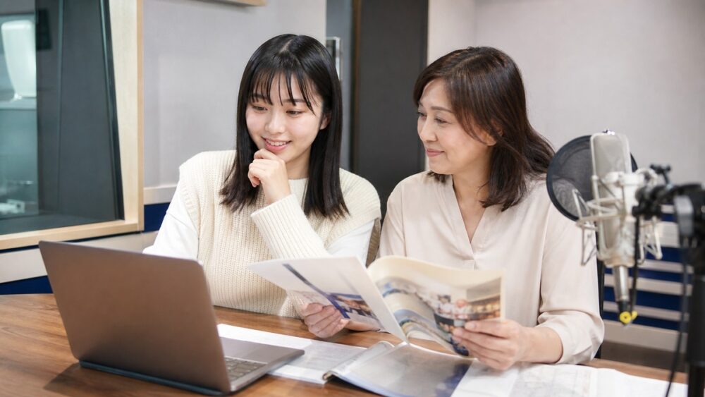 声優養成所の口コミを親子で確認しながら資料を比較する声優志望者の写真