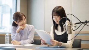 声優養成所に行く恥ずかしさを講師と一緒に乗り越える声優志望者の写真