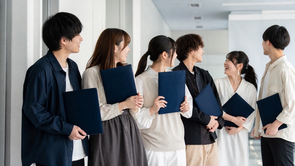 声優養成所の卒業生グループのイメージ