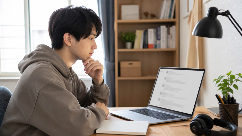 声優養成所についてオンラインの意見を確認するイメージ
