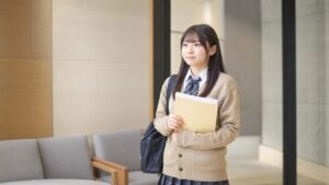 日ナレのオーディション会場で応募書類を持ち面接を待つ女子高生のイメージ