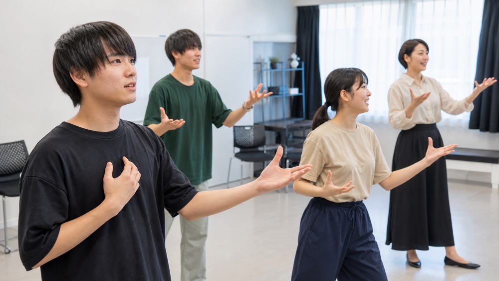 声優専門学校の実際の演技授業に参加して内容を確かめる学生