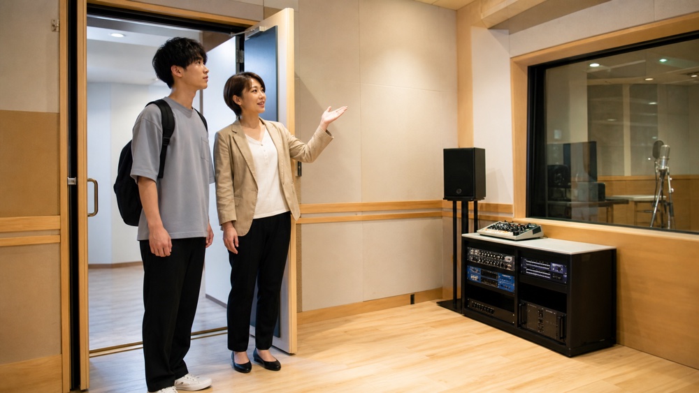 無料体験で録音スタジオを見学する声優志望者