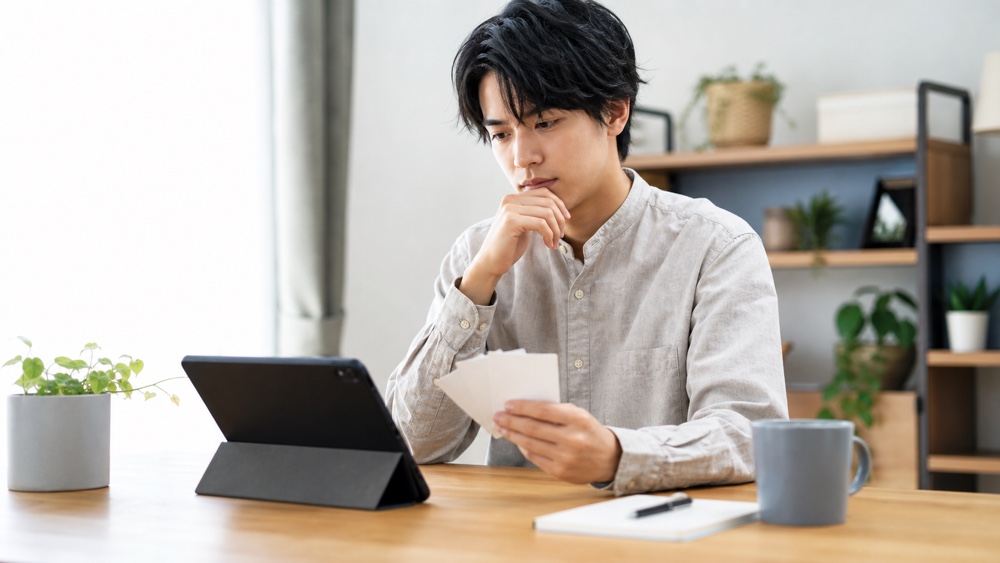 口コミや評判を確認しながら俳協ボイスの実態を検討するイメージ