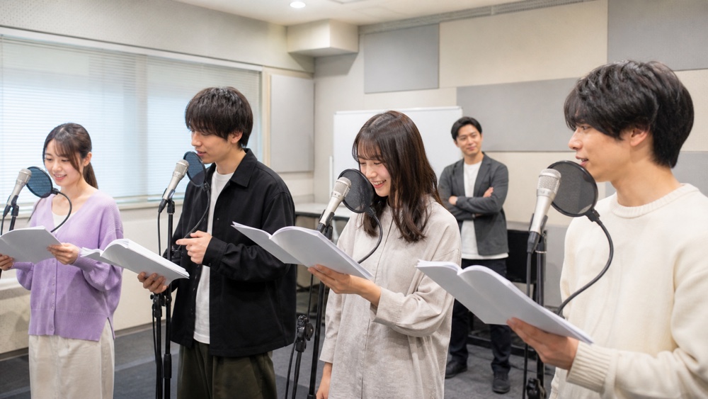 声優専門学校の実習室でマイクレッスンを受ける学生