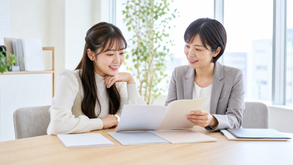 声優専門学校の評判や学費の資料を相談しながら確認する学生