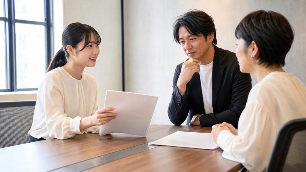 声優事務所と養成所の仕組みを資料で比較検討するイメージ