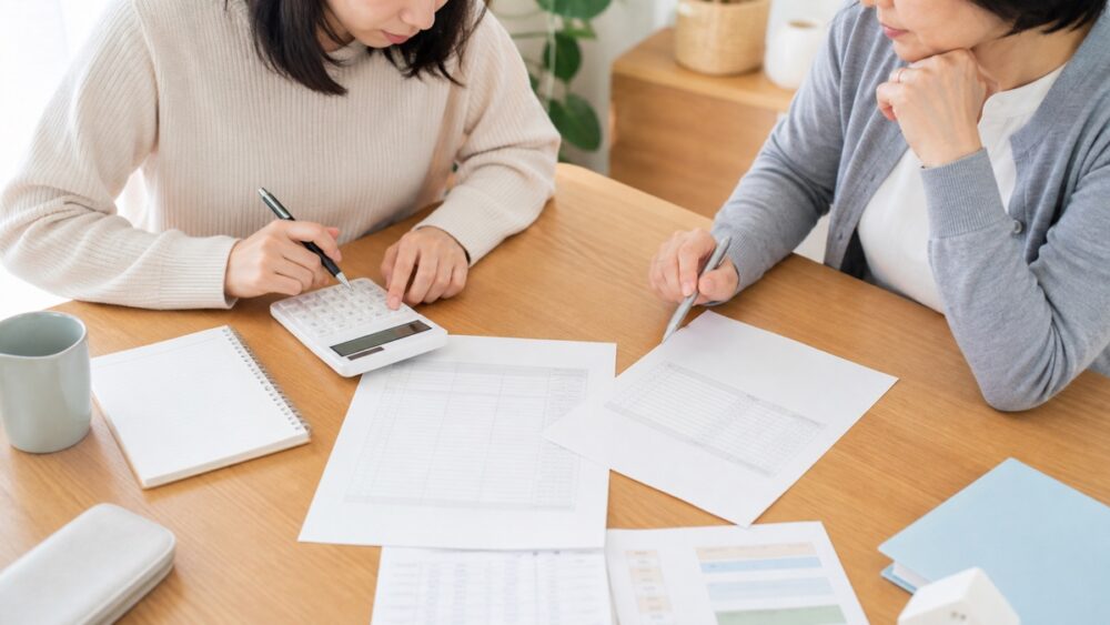 分割払いの金額と家計を相談しながら確認するイメージ