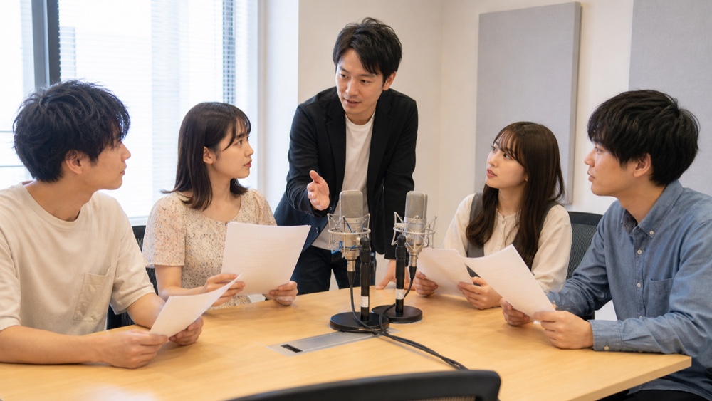 少人数で声優レッスンを受ける受講生