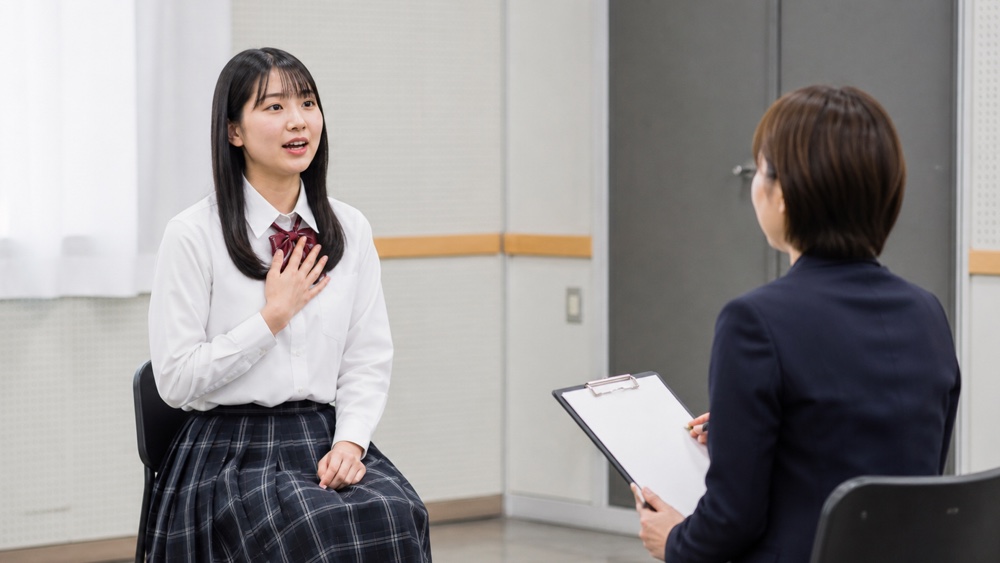 声優専門学校の面接に向け自己PRを練習する学生