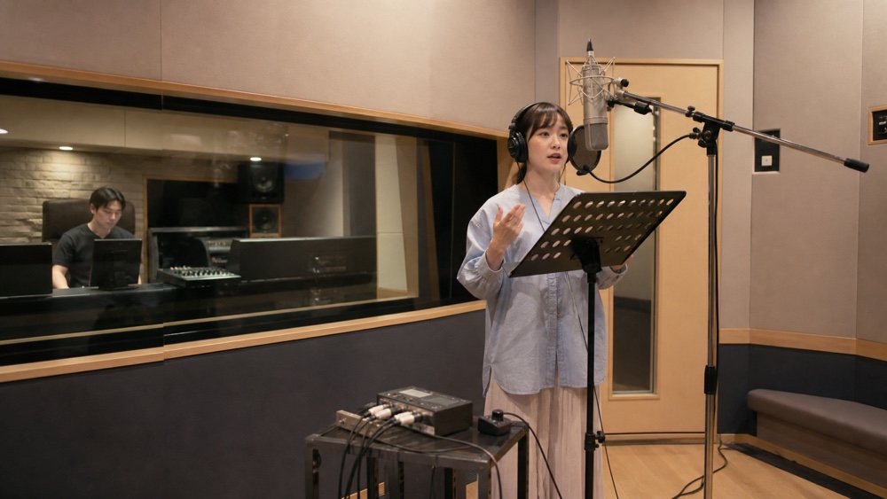 レコーディングスタジオで声優と音響スタッフが収録するイメージ