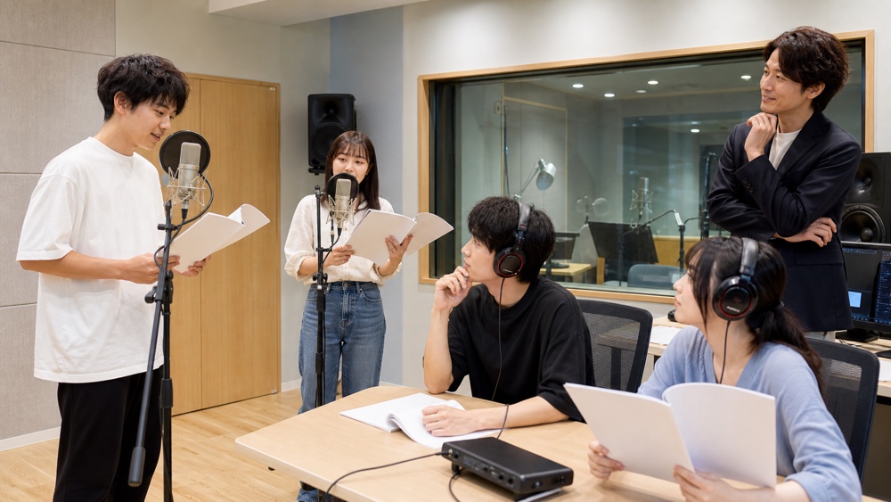 録音スタジオでアフレコ実習に取り組む声優志望の学生たち