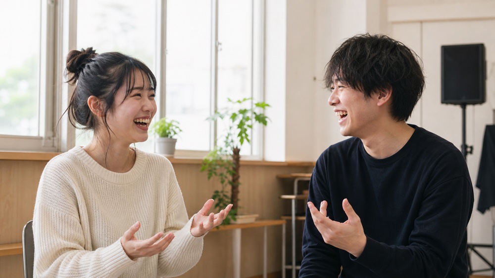 声優を目指す友人同士が向かい合って自然に笑う感情表現の練習イメージ写真