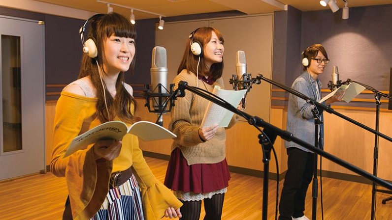 尚美ミュージックカレッジの口コミを検証する収録ブースの学生たち