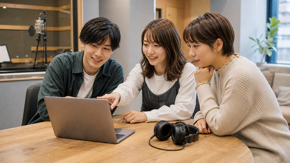 録音した音声を一緒に確認する若手受講生
