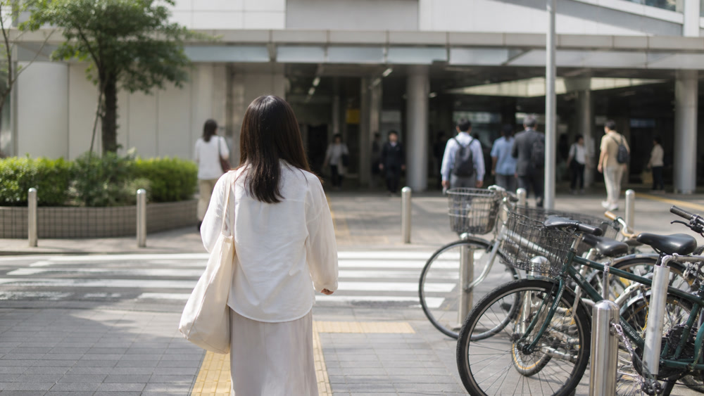 駅へ向かう通学中の学生