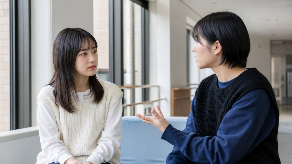 学校の気になる評判や注意点について在校生から話を聞く学生