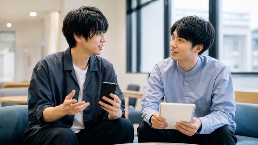 学校生活の感想や評判を話し合う声優志望の学生