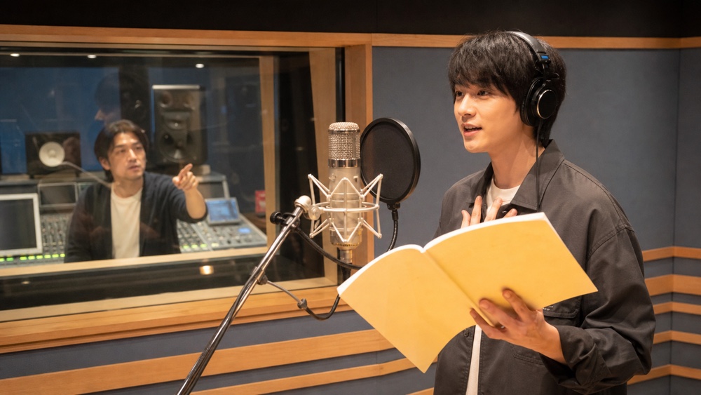 プロの収録スタジオで演技する若手声優