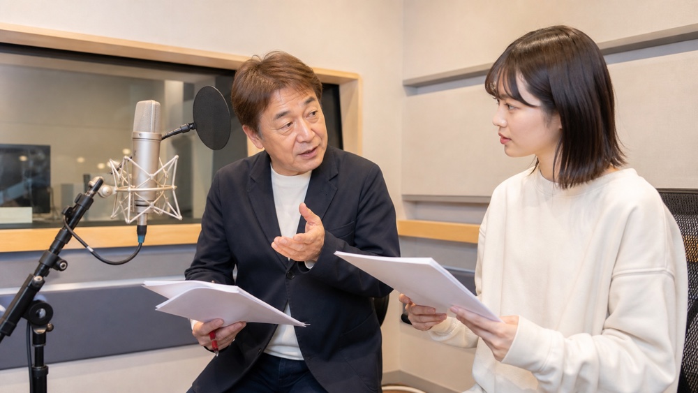 ベテラン講師が受講生へ台本の読み方を指導する様子