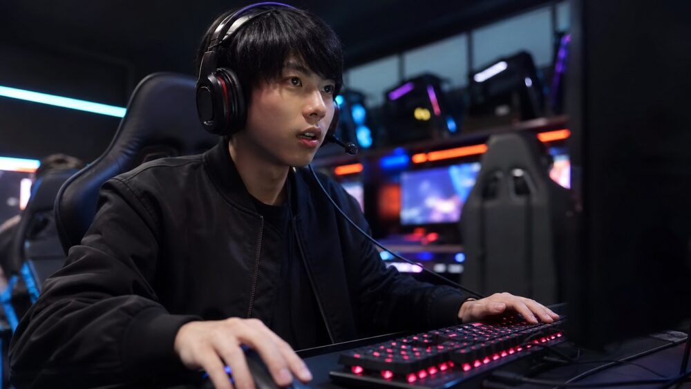 eスポーツ系コースでゲーミングPCの練習に取り組む学生のイメージ