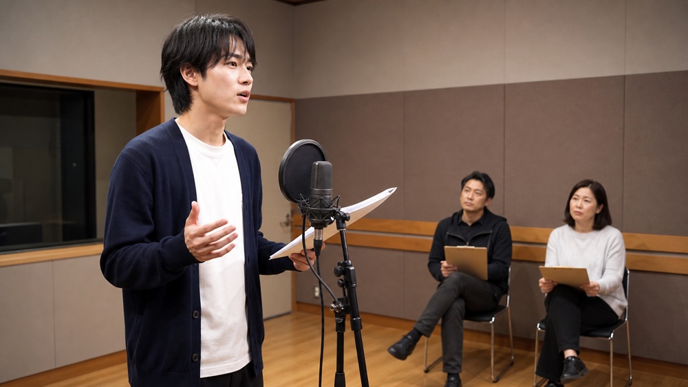 声優養成所で提携事務所の模擬オーディションに臨む受講生
