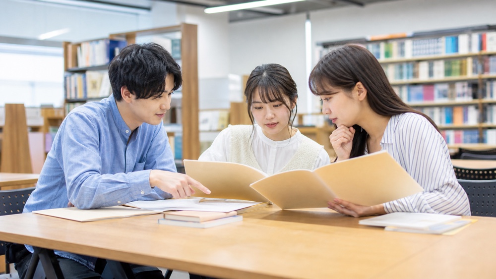 声優オーディションの歴代審査結果を複数の資料で確認するイメージ