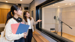 福岡の声優専門学校を見学する声優志望者