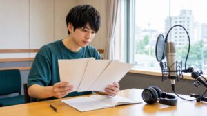 浜松で声優を目指し進路資料を見比べる受講生