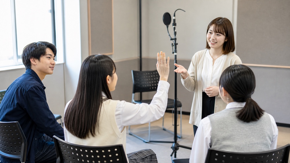声優専門学校の説明会で講師に質問する高校生