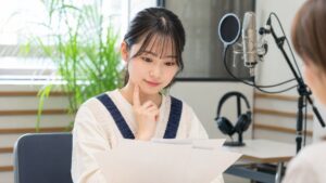 岡山で声優専門学校の学費とコースを比較検討する声優志望者