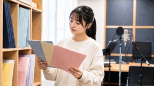 栃木の声優専門学校の進路資料を比較する声優志望者