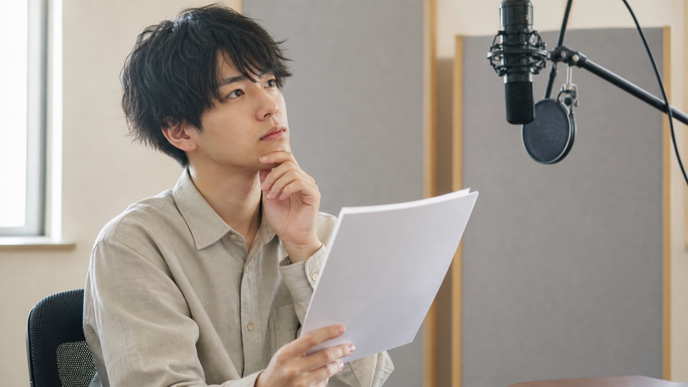 台本を持ち自分に合う学び方を考える声優志望者