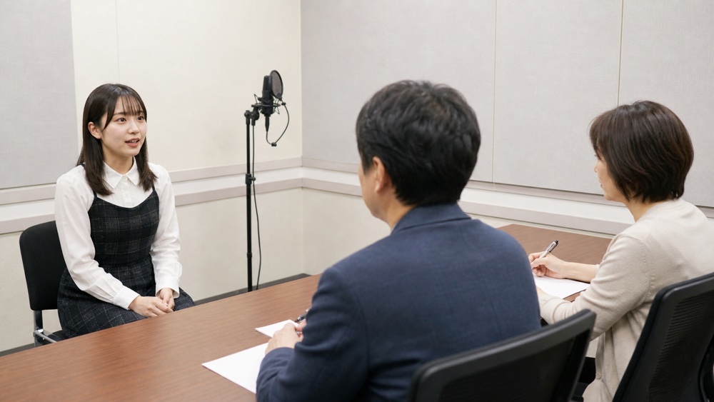 声優事務所のオーディションで面接形式の審査を受ける声優志望者