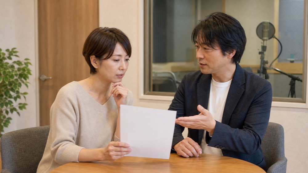 声優活動への応募条件を資料で確認する人
