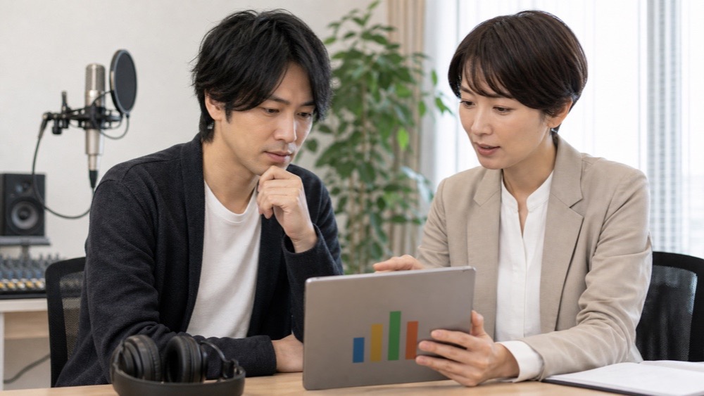 合格率に関する情報を慎重に確認する声優志望者