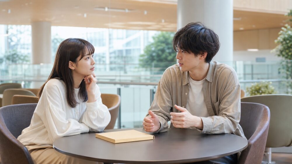 代々木での進路選びを友人同士で相談する様子
