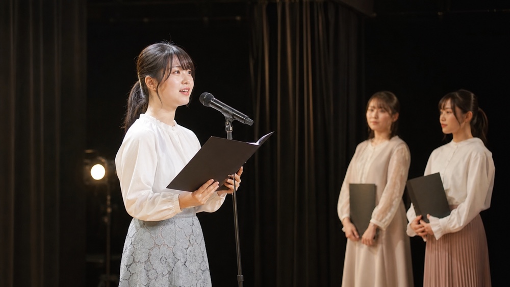卒業公演の舞台で朗読を披露する声優専門学校の学生