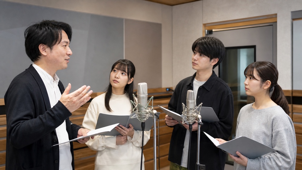 卒業制作のキャスト方針について録音スタジオで説明を受ける学生